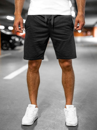 Lyseblå løse herreshorts i flat lay. Enkel og komfortabel sommerstil med snøring og pustende materiale.