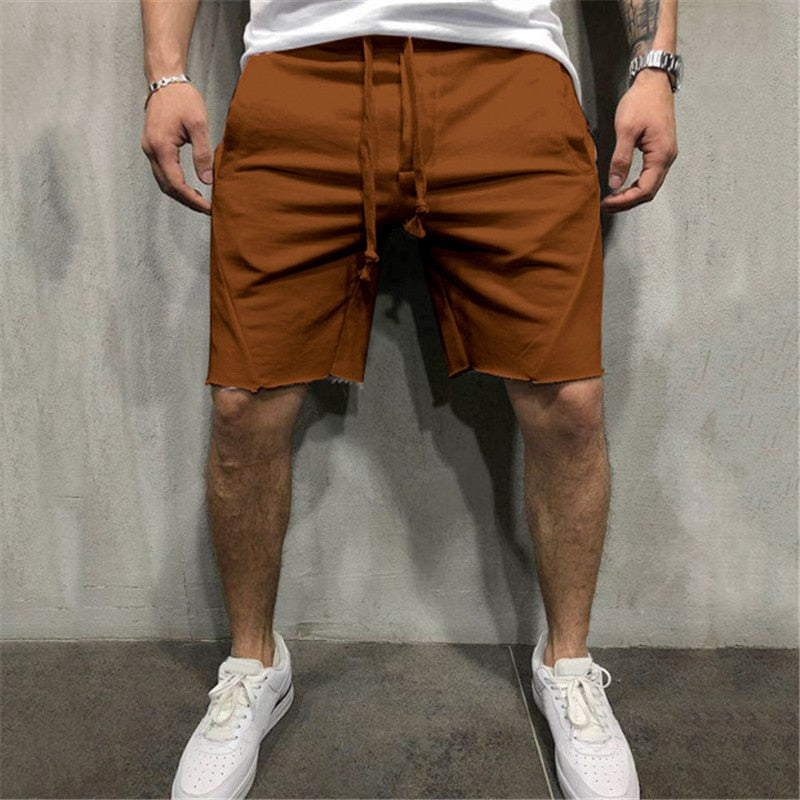 Mann i svarte, komfortable fritidsshorts, klar for avslappede sommeraktiviteter.
