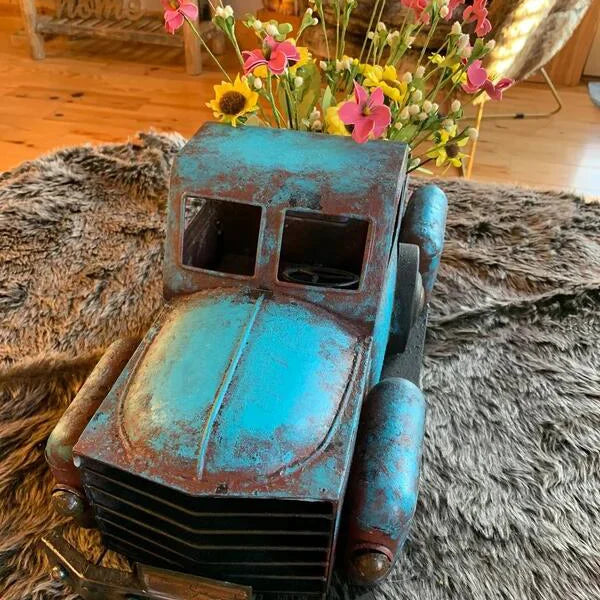 Detaljert rustikk gårdsbil plantekasse i blått, viser håndverk. Perfekt blomsterpotte & hjemmedekor gave.