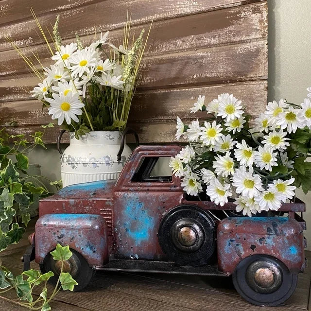 Nærbilde av rustikk blå gårdsbil plantekasse med grønne planter. Unik dekorasjon og blomsterpotte.
