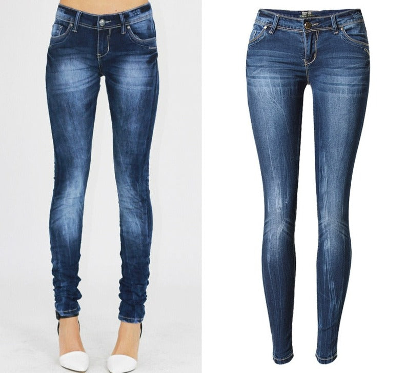 Kvinne står i komfortabel blå skinny jeans, ideell for hverdagsmote og stil.