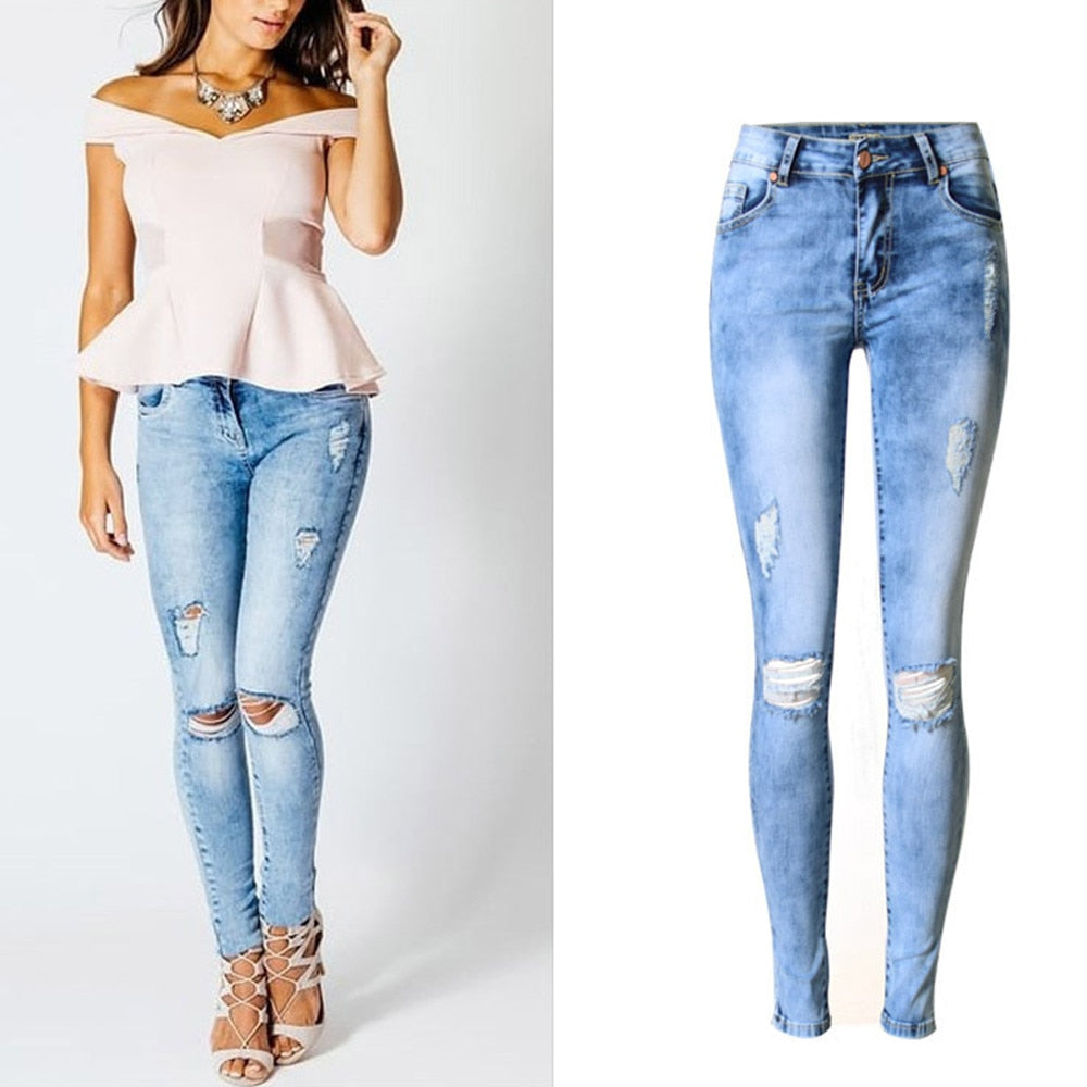 Kvinne demonstrerer fleksibilitet i stretch skinny jeans, perfekt for komfort hele dagen.