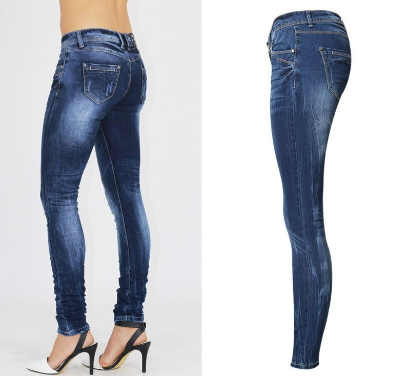 Buksebenåpning på stilige blå skinny jeans, viser moderne snitt og design for kvinner.