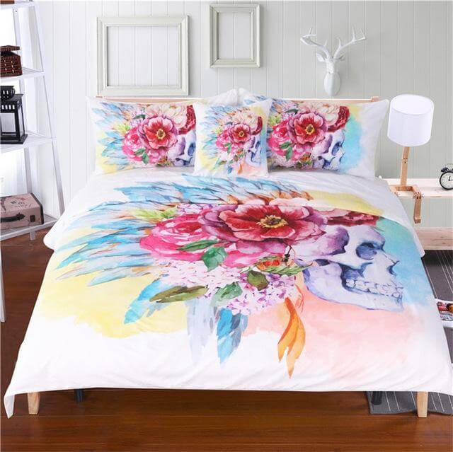 Nærbilde av detaljert blomsterskalle mønster på polyester dynevar. Perfekt for unik soveromsdekor.
