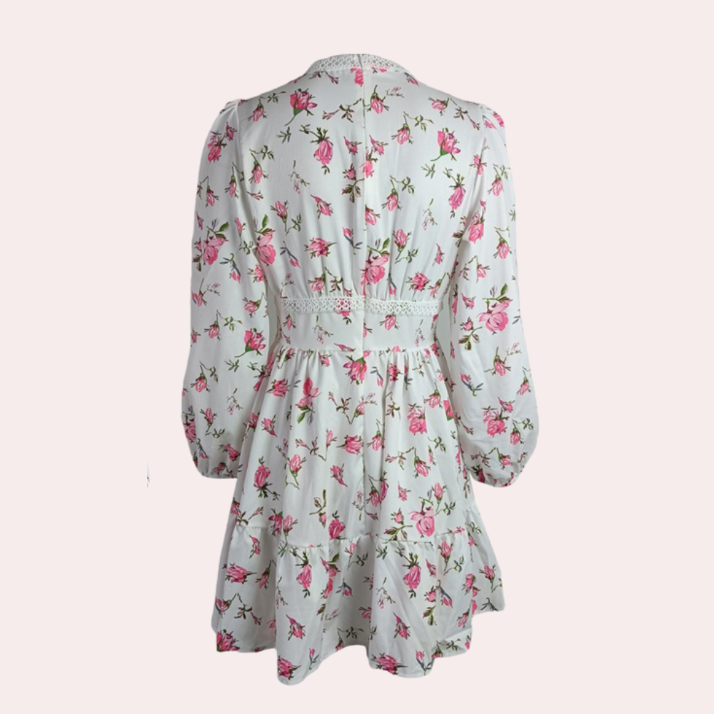 "Blomstret hvit dame sommerkjole med V-hals, elegant design, lett materiale, perfekt for varme dager."