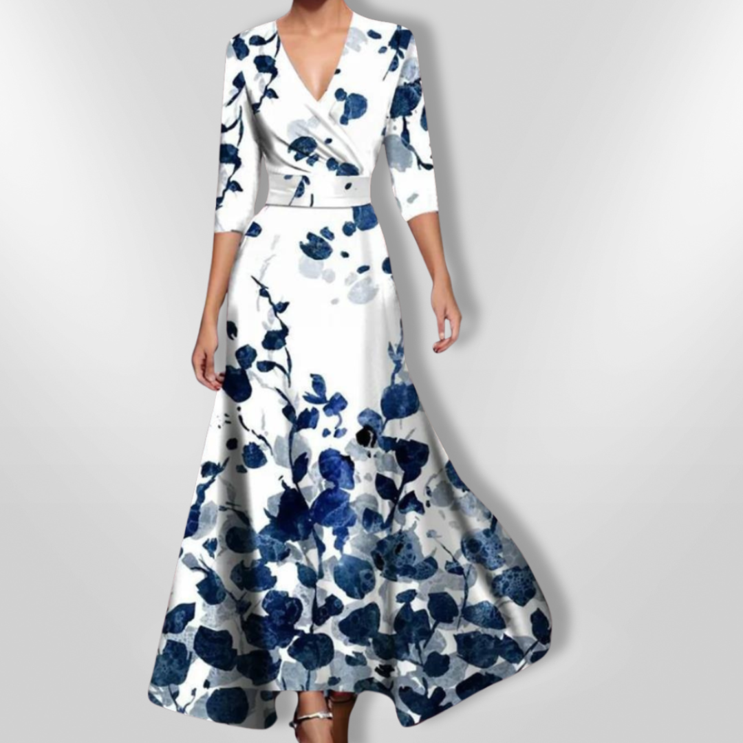 Vår- og sommerkjole i lett stoff med delikat blomstermønster, gir en feminin og elegant look.