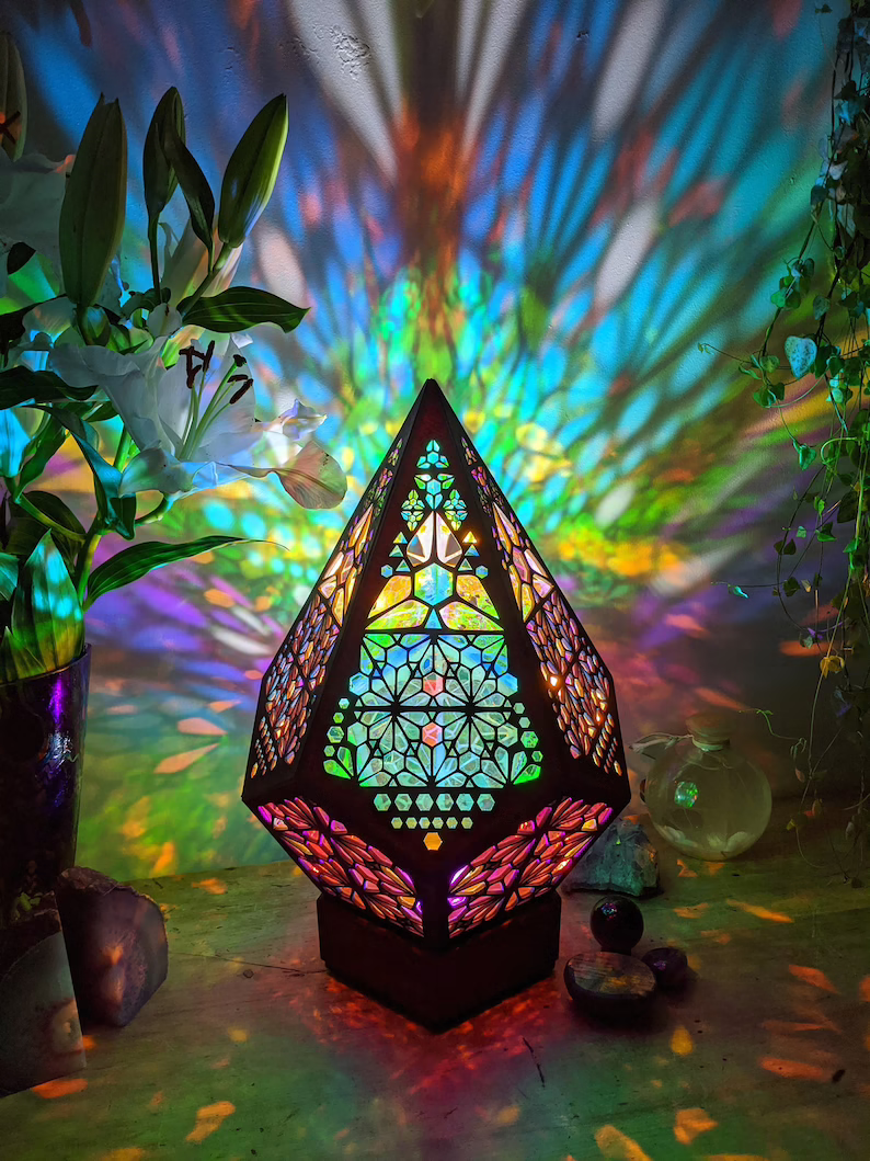 Stemningsfull LED bordlampe for soverom/stue. Bohemisk design med hypnotiserende stjernelys effekt.