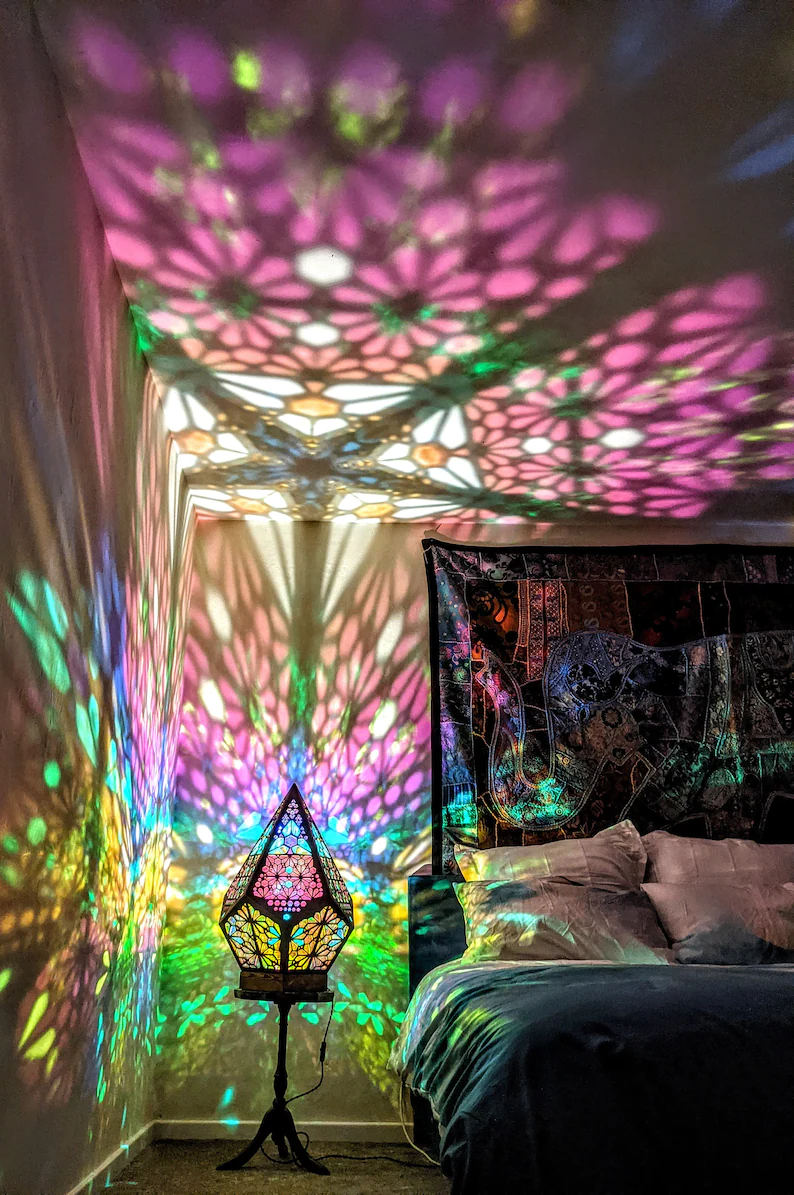 Blå bohemisk bordlampe med stjernemønster. En stemningsfull LED designlampe for soverom og stue interiør.