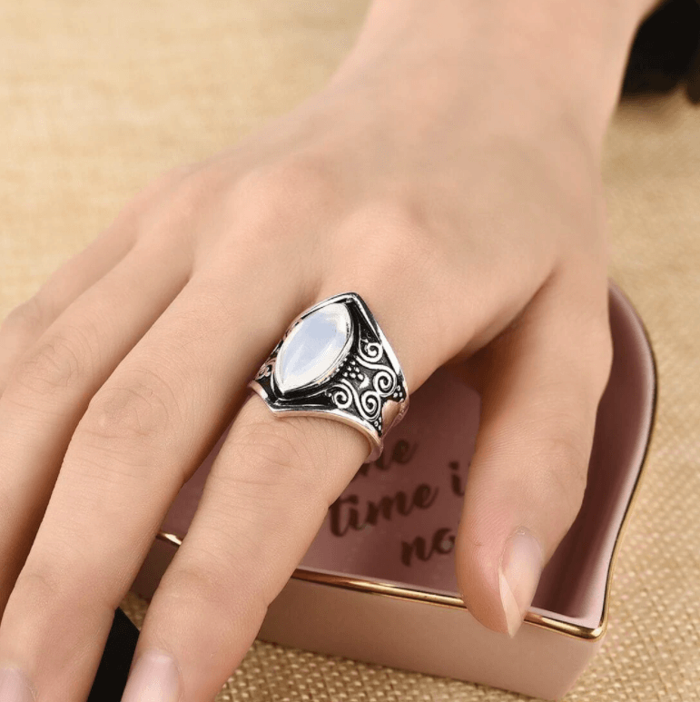 Elegant vintage månesteinsring for kvinner, detaljert bohemsk sølvarbeid