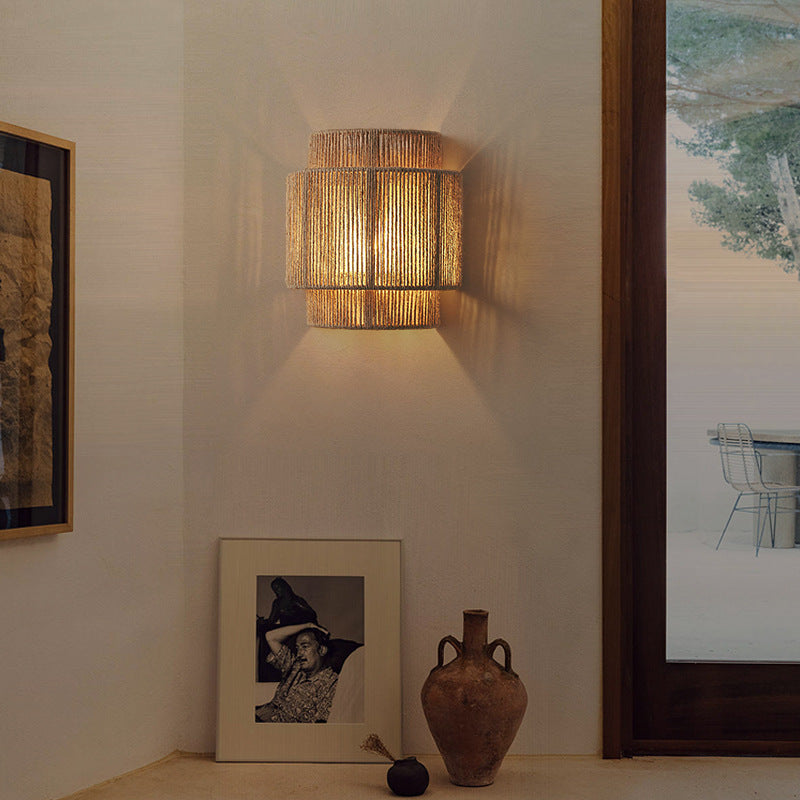 Håndlaget vegglampe i naturlig flettet rattan. Bohemsk stil for varm og koselig belysning.