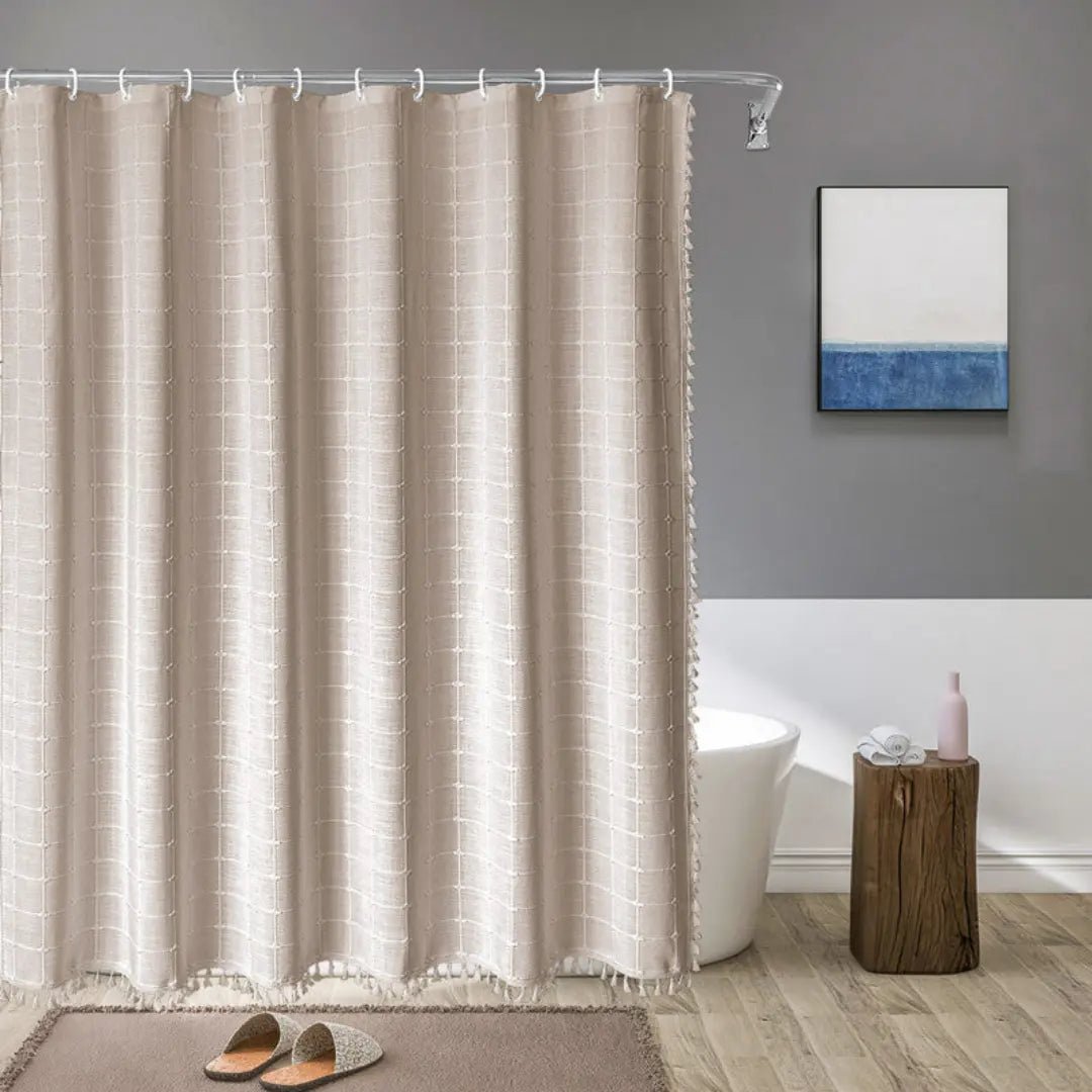 Koselig boho dusjforheng med dusker og rutemønster. Skaper en varm atmosfære på badet.