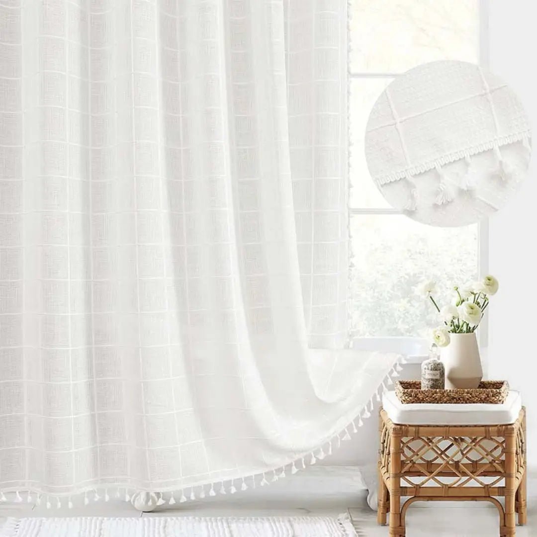 Beige boho dusjforheng med ruter og striper, dekorative dusker. Ideelt for et lyst baderom.