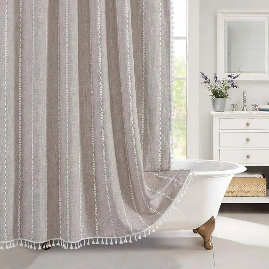 Dusjforheng i boho-stil med flettede dusker, vanntett og dekorativt for et elegant baderom.