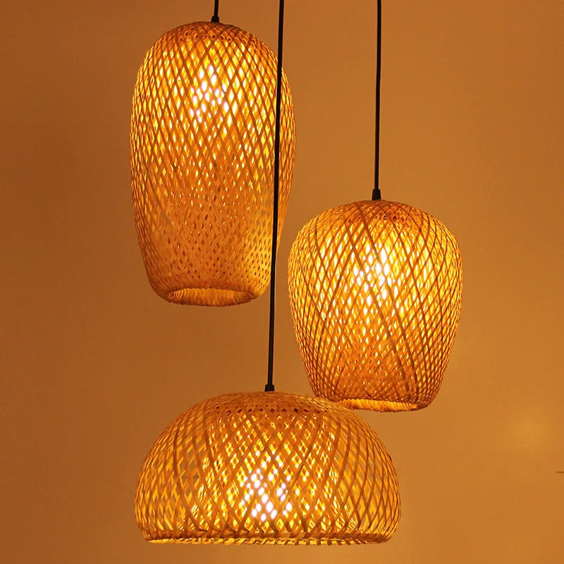 Boho belysning med intrikat mønster, gir varmt lys til soverommet, en ekte designlampe.