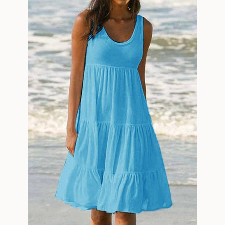Kort sommerkjole for kvinner med volanger og avslappet stil. Perfekt som strandkjole.