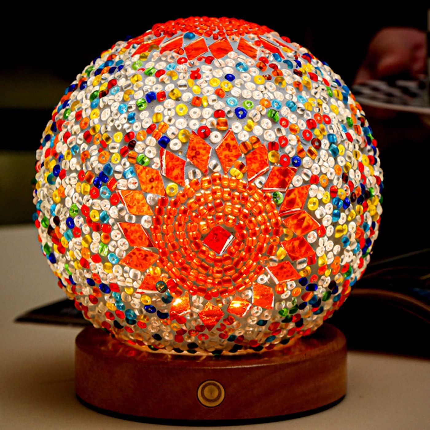 Levende farger i denne boho mosaikk nattlampen. Skaper varmt stemningslys, en flott dekorativ bordlampe.