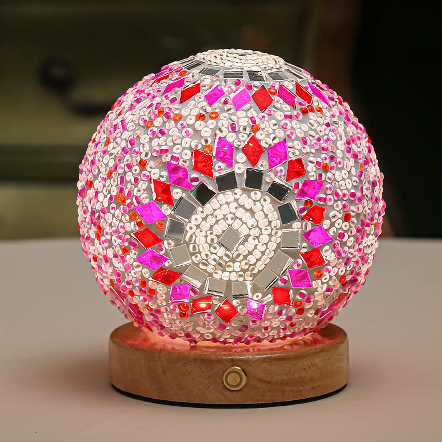 Soveromslampe: Boho mosaikk nattlampe med mykt, varmt stemningslys. Dekorativ USB-bordlampe for interiør.
