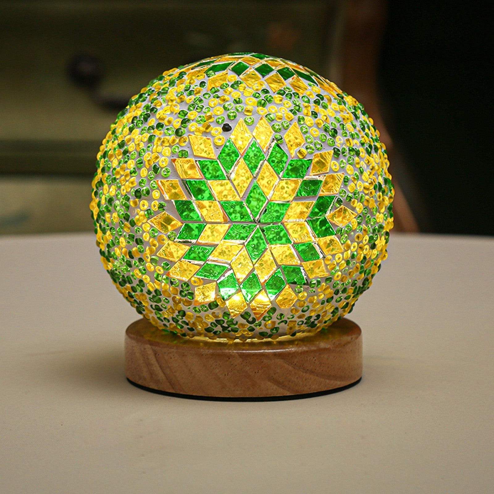 USB-lampe: Boho mosaikk nattlampe med plug-and-play funksjon. Gir varmt stemningslys og fargerik dekor.