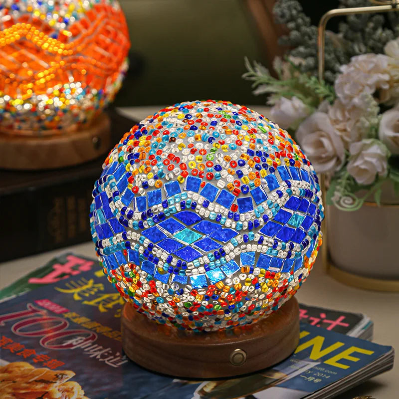 Detaljert mosaikk nattlampe i bohemsk stil. Bordlampe med varmt stemningslys for soverommet eller stuen.