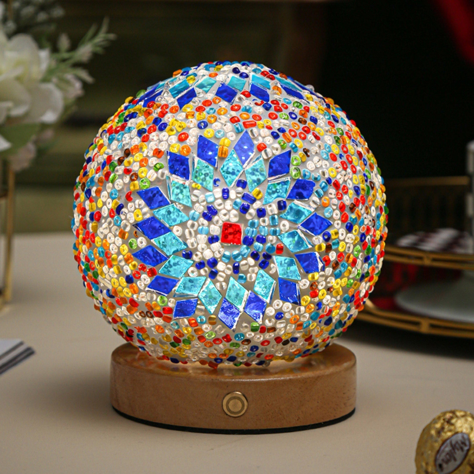 Mykt, varmt stemningslys fra en fargerik boho mosaikk nattlampe. Perfekt bordlampe for koselig interiør.