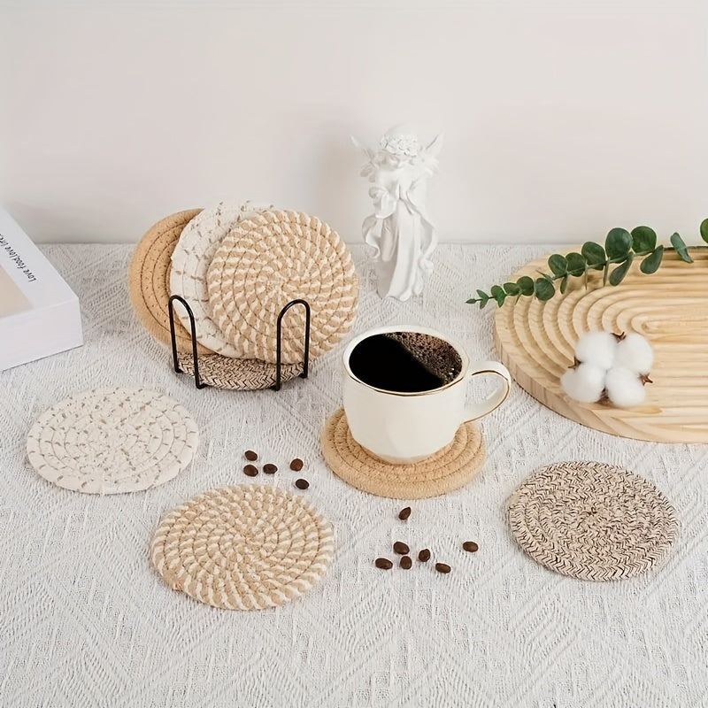 8 deler vevde bordbrikker i boho stil. Slitesterk tekstil for bordbeskyttelse og hjemmedekorasjon.