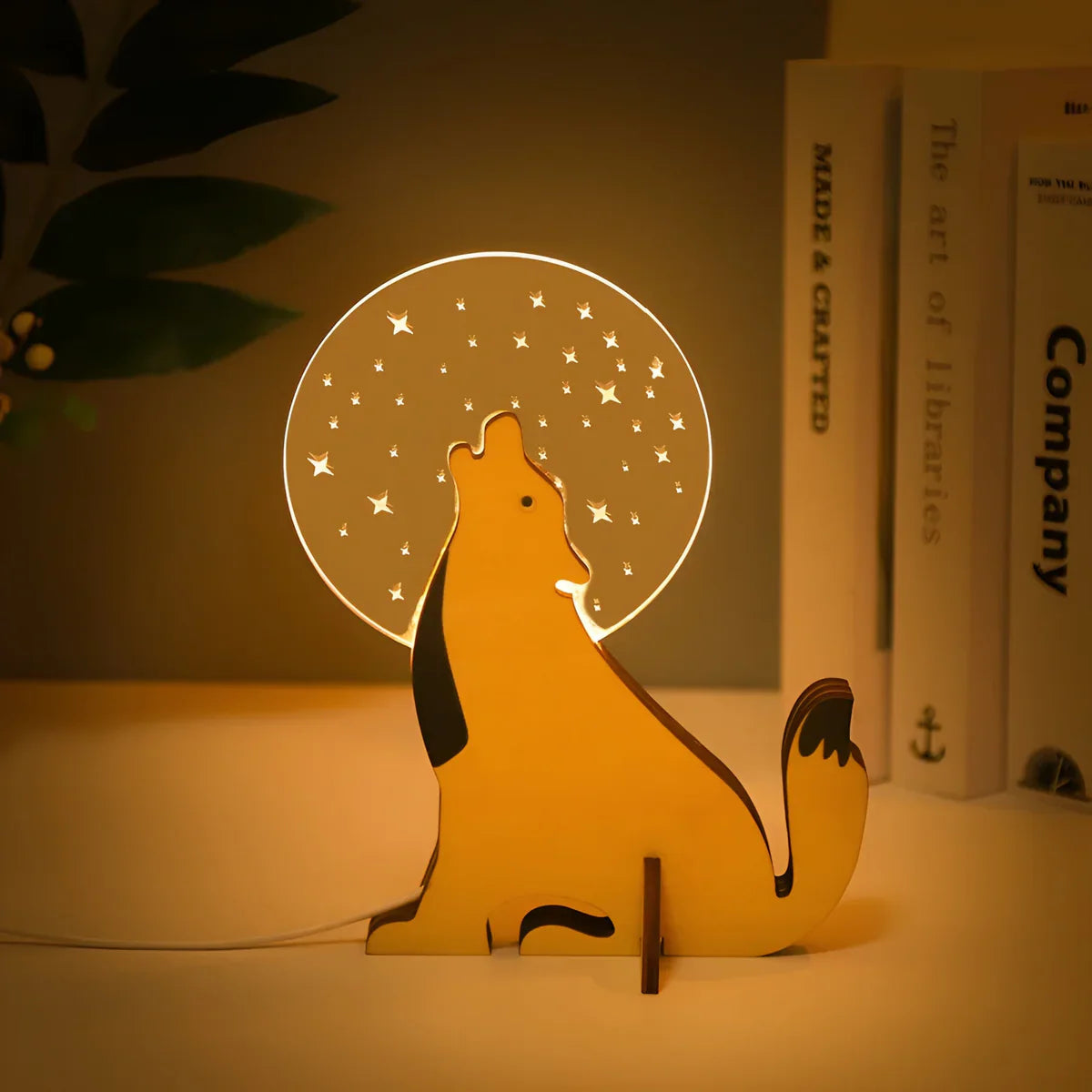 Nattlampe for barn med søtt dyremotiv. Mykt, varmt lys fra denne USB-drevne bordlampen i tre og akryl.