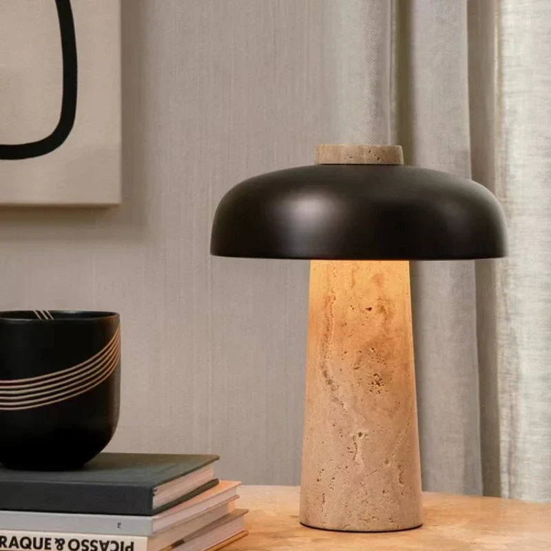 "Bordlampe i naturlig travertin, nordisk design, med rustikk Wabi Sabi-stil, gir varm belysning til rommet ditt."