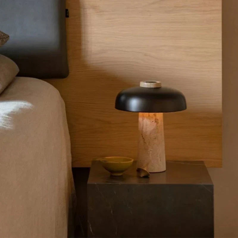 "Bordlampe i naturlig travertin, nordisk design, med rustikk Wabi Sabi-stil, gir varm belysning til rommet ditt."