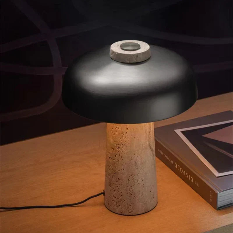 "Bordlampe i naturlig travertin, nordisk design, med rustikk Wabi Sabi-stil, gir varm belysning til rommet ditt."