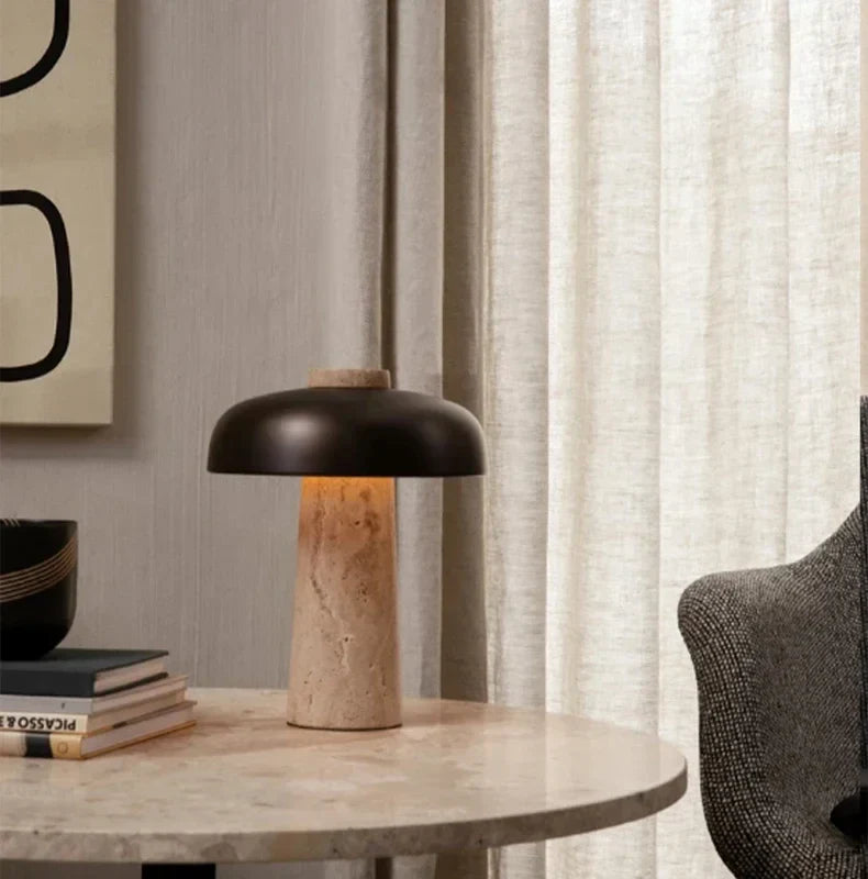 "Bordlampe i naturlig travertin, nordisk design, med rustikk Wabi Sabi-stil, gir varm belysning til rommet ditt."