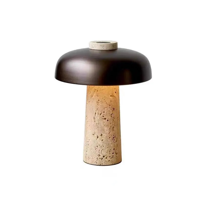 "Bordlampe i naturlig travertin, nordisk design, med rustikk Wabi Sabi-stil, gir varm belysning til rommet ditt."
