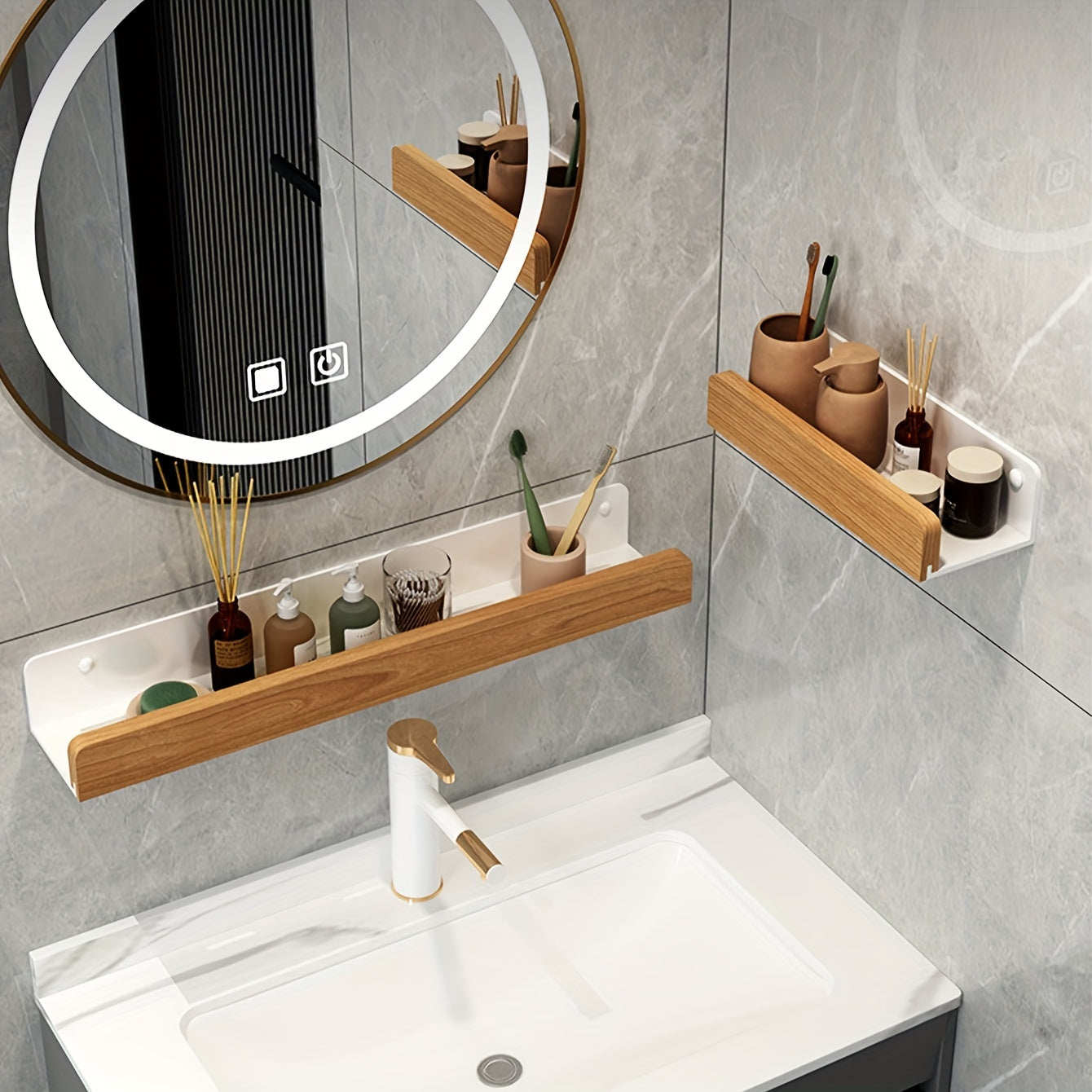 Elegant veggmontert hylle for baderommet, tilbyr ryddig oppbevaring uten skader.