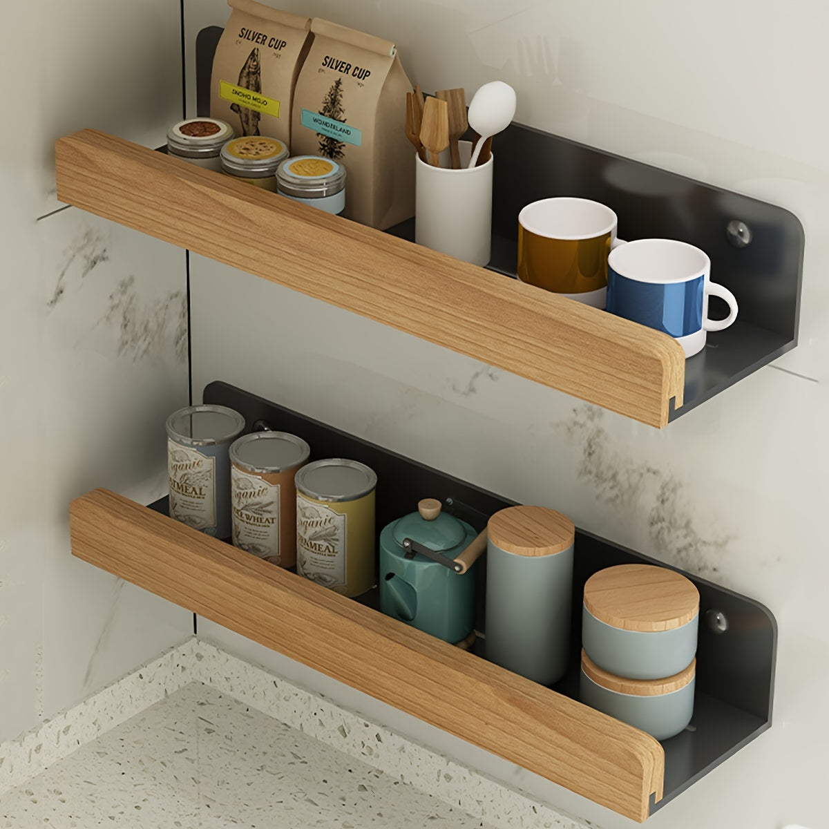 Robust baderomshylle i moderne design for borefri og plassbesparende lagring.
