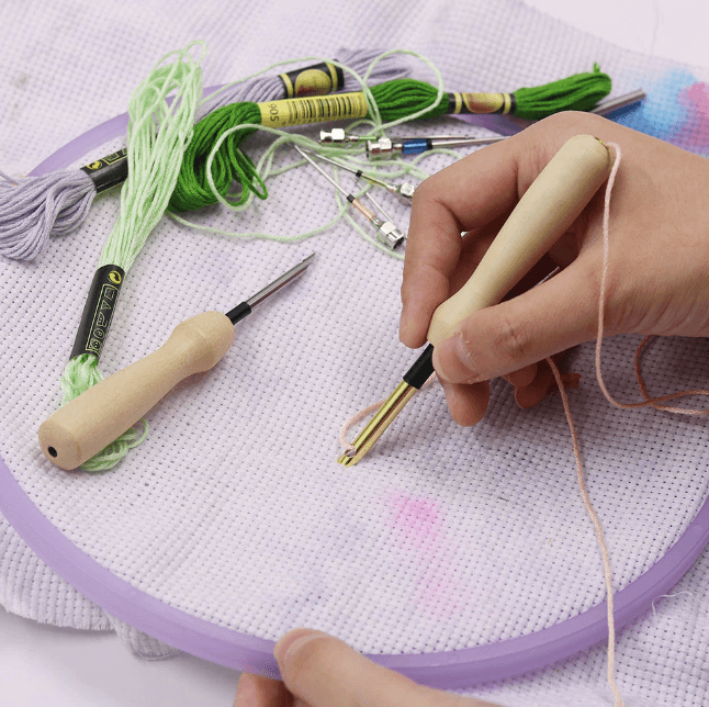 Punch needle broderisett for nybegynnere, perfekt til avslappende håndarbeid og stressmestring.