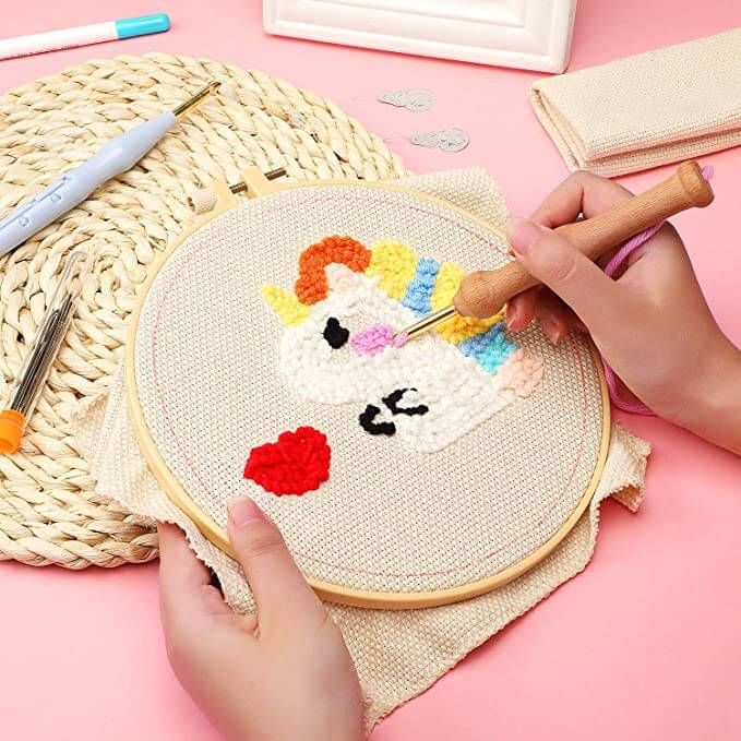 Ergonomisk broderinålesett med trehåndtak for komfortabelt og kreativt punch needle-arbeid.