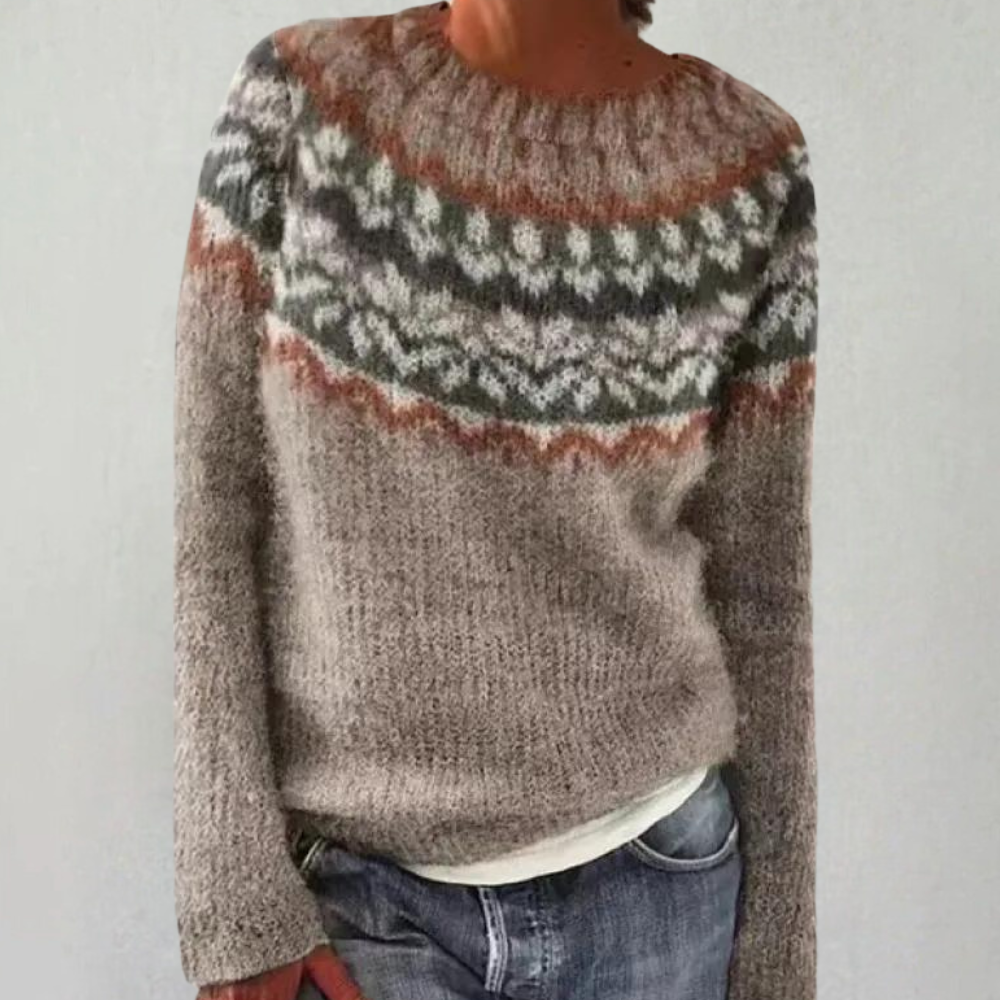 "Brun retrogenser for kvinner med tradisjonelt norsk mønster, rund hals og lange ermer. Perfekt for koselige vinterdager."