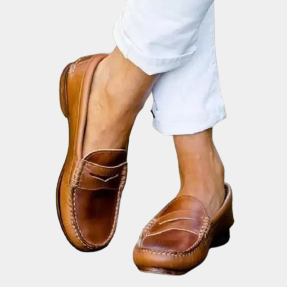 "Brune herreloafers i lær med lav hæl og polstret innersåle, elegant design for både formelle og uformelle anledninger."