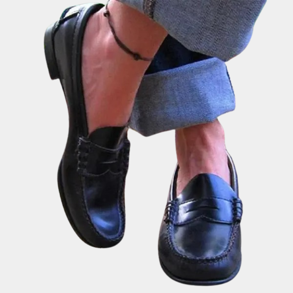 "Brune herreloafers i lær med lav hæl og polstret innersåle, elegant design for både formelle og uformelle anledninger."