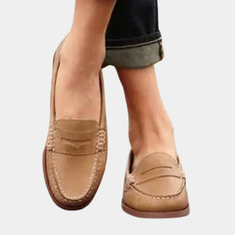 "Brune herreloafers i lær med lav hæl og polstret innersåle, elegant design for både formelle og uformelle anledninger."