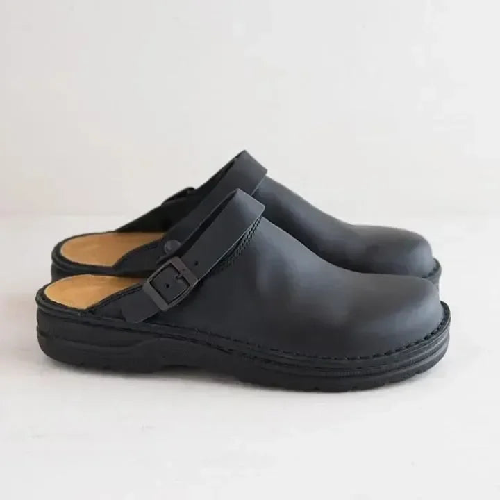 Brune ortopediske herresandaler med ergonomisk såle og pustende materiale, designet for komfort og støtte.
