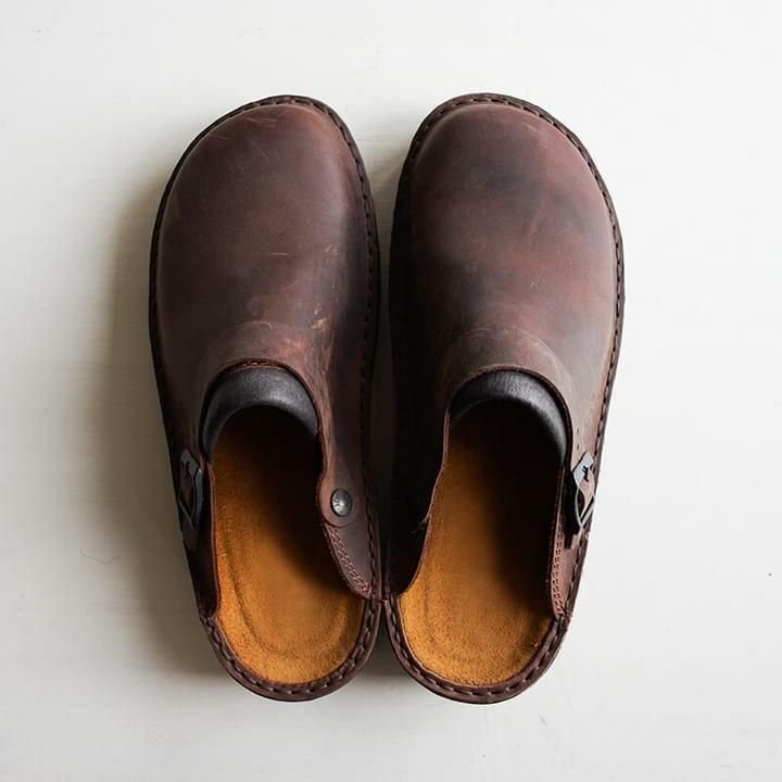 Brune ortopediske herresandaler med ergonomisk såle og pustende materiale, designet for komfort og støtte.