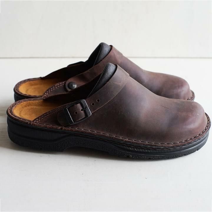 Brune ortopediske herresandaler med ergonomisk såle og pustende materiale, designet for komfort og støtte.