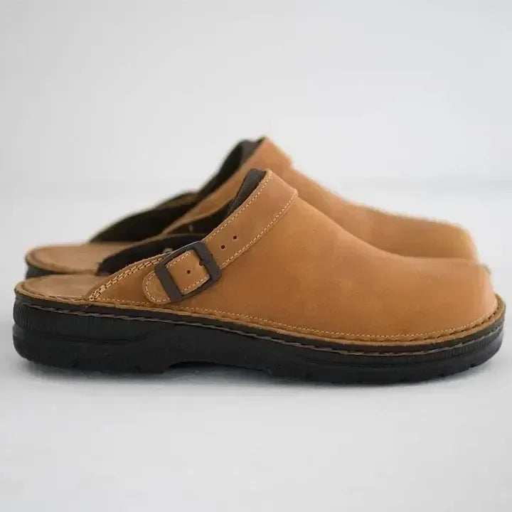 Brune ortopediske herresandaler med ergonomisk såle og pustende materiale, designet for komfort og støtte.