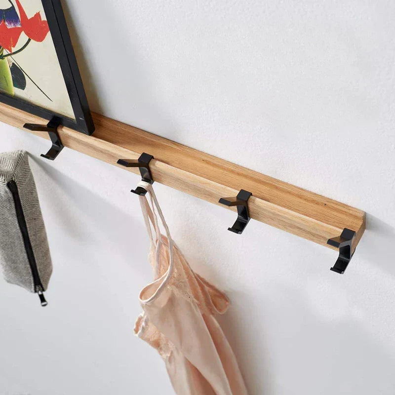 Minimalistisk brunt klesstativ med justerbare kroker. Perfekt for ryddig oppbevaring i et moderne hjem.