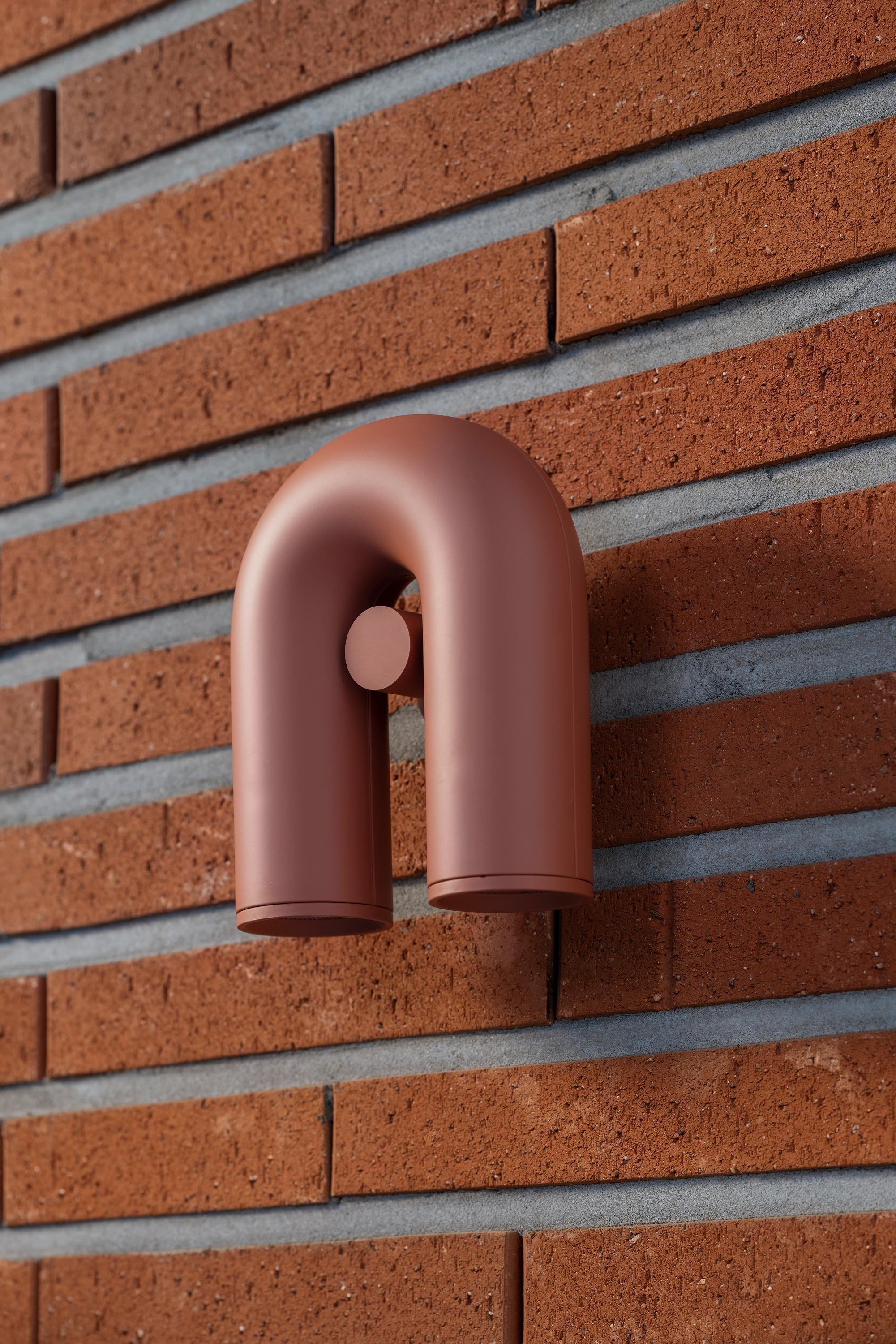 "Cirkus justerbar LED vegglampe med U-formet modul, elegant design for moderne innendørs belysning."