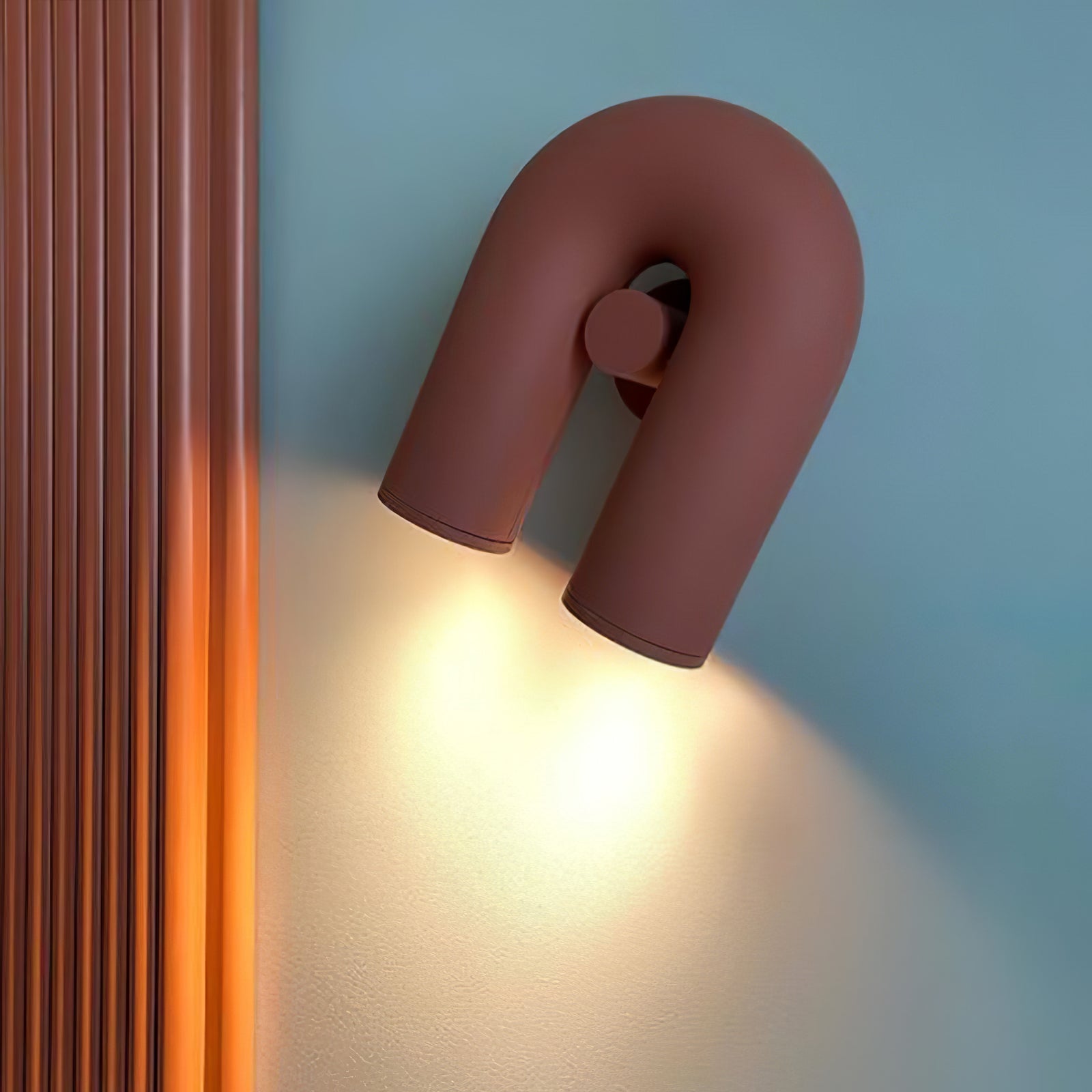 "Cirkus justerbar LED vegglampe med U-formet modul, elegant design for moderne innendørs belysning."