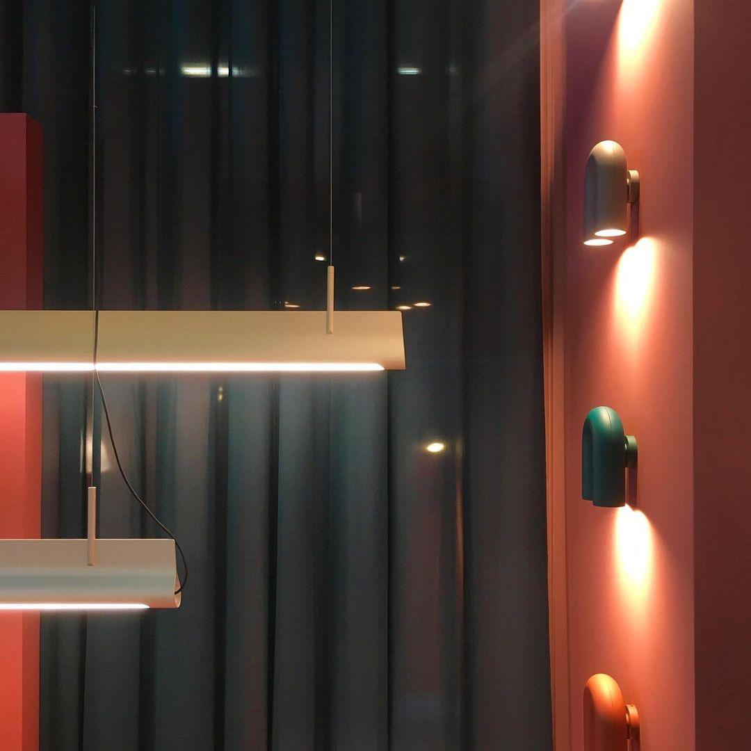 "Cirkus justerbar LED vegglampe med U-formet modul, elegant design for moderne innendørs belysning."