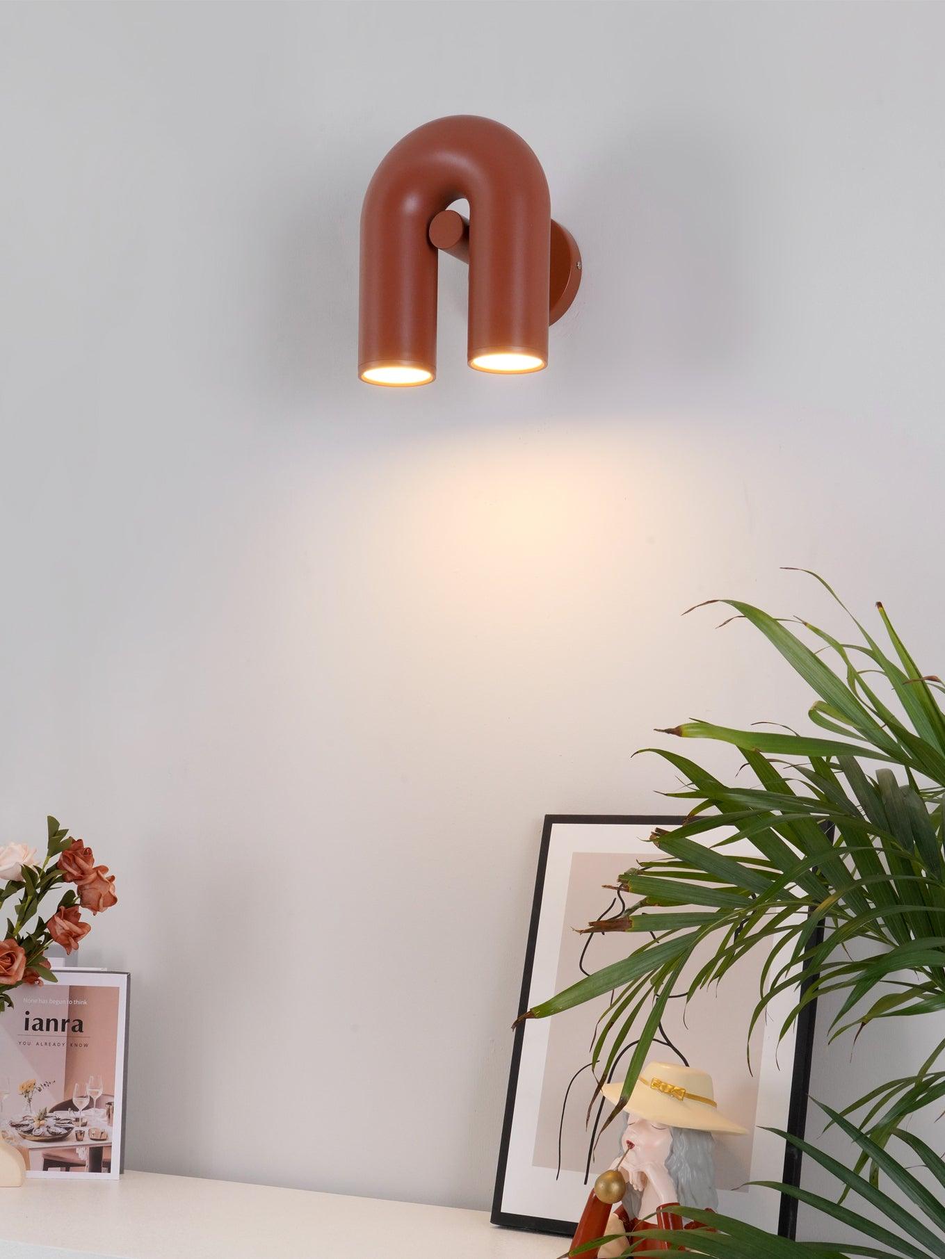 "Cirkus justerbar LED vegglampe med U-formet modul, elegant design for moderne innendørs belysning."