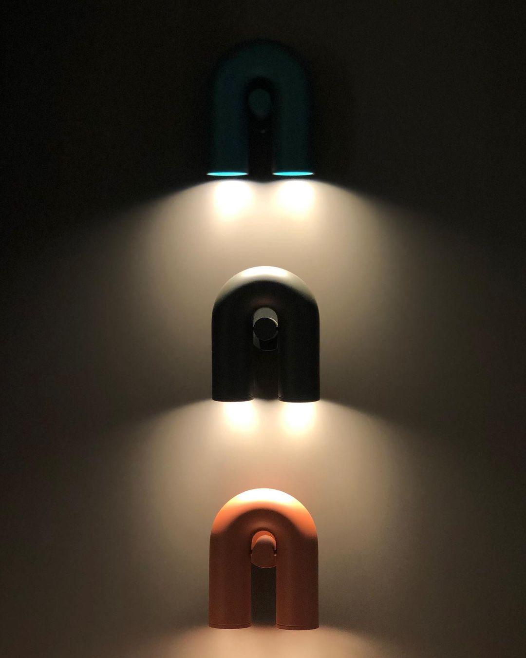 "Cirkus justerbar LED vegglampe med U-formet modul, elegant design for moderne innendørs belysning."