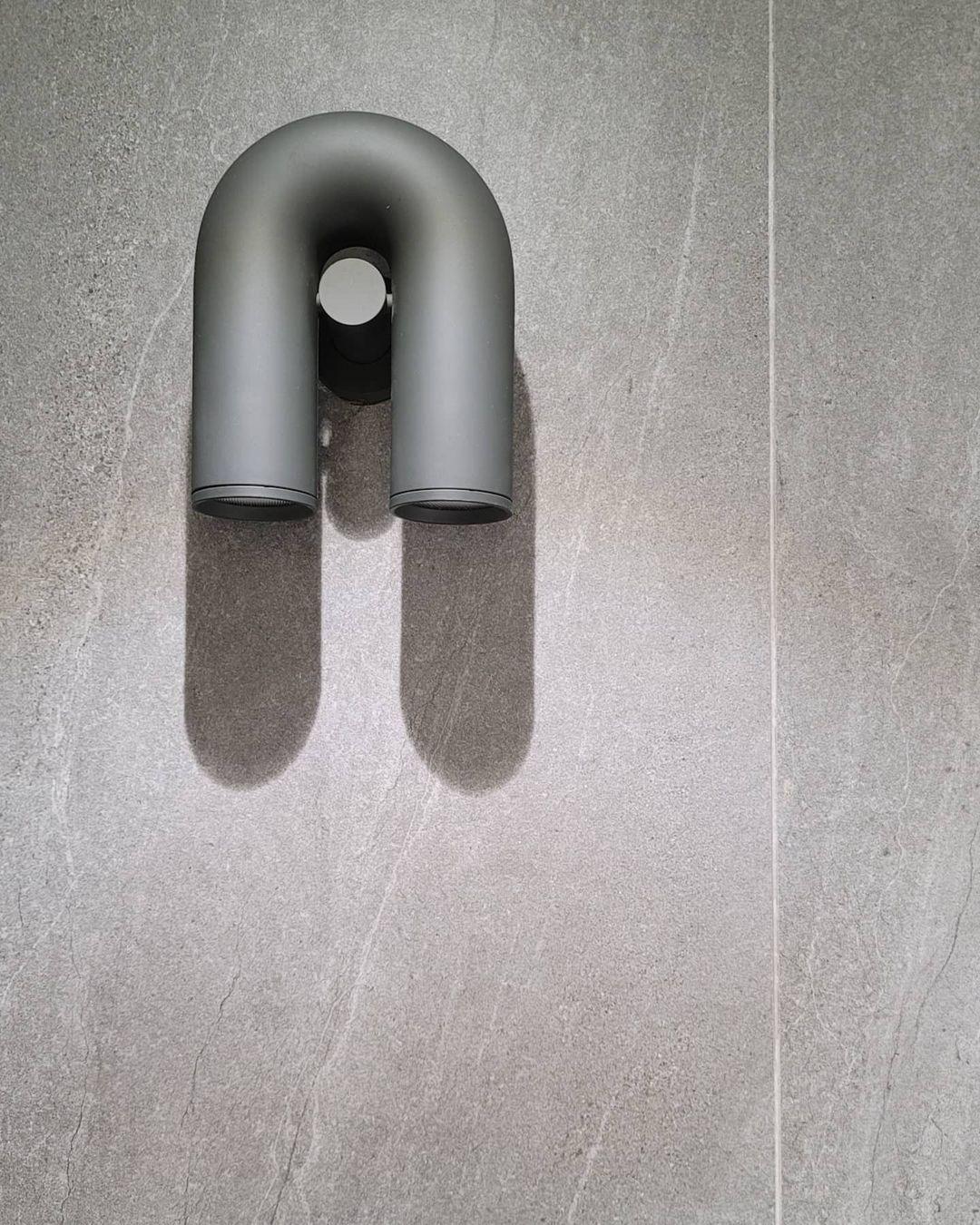 "Cirkus justerbar LED vegglampe med U-formet modul, elegant design for moderne innendørs belysning."